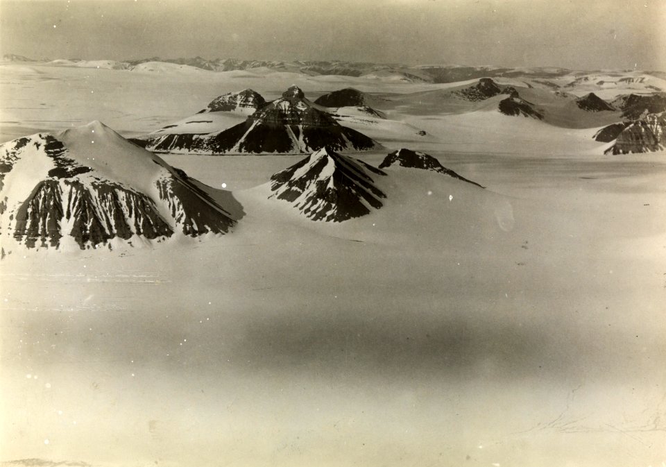 ETH-BIB-Drei Kronen -Tre Kronor- (Mt. Dana, Mt. Nora, Mt. Svea) mit Leonardfine von Süden aus 1600 m Höhe-Spitzbergenflug 1923-LBS MH02-01-0043-A