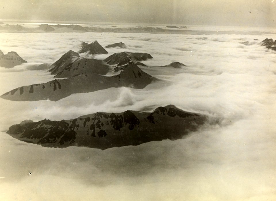ETH-BIB-Drottningholm (Oskar II Land) mit Prinz Karl Vorland von Osten aus 1200m Höhe-Spitzbergenflug 1923-LBS MH02-01-0096