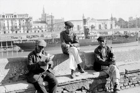 ETH-BIB-Drei Männer am Ufer des Guadalquivir in Sevilla-Nordafrikaflug 1932-LBS MH02-13-0504 photo