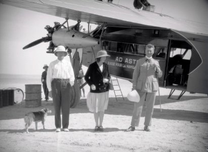 ETH-BIB-Drei Personen vor der Fokker-Tschadseeflug 1930-31-LBS MH02-08-0176