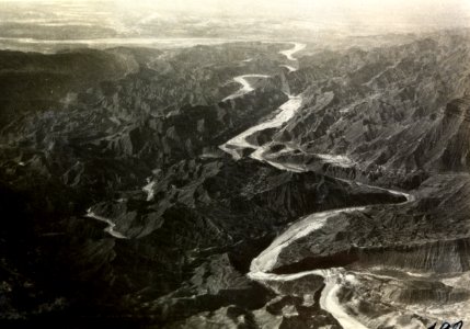 ETH-BIB-Durchbruch eines Flusses durchs persische Randgebirge aus 2500 m Höhe-Persienflug 1924-1925-LBS MH02-02-0192-AL-FL