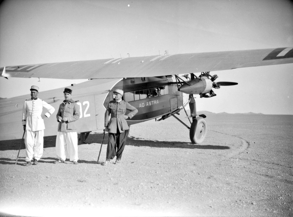 ETH-BIB-Drei Männer vor Fokker-Tschadseeflug 1930-31-LBS MH02-08-0340