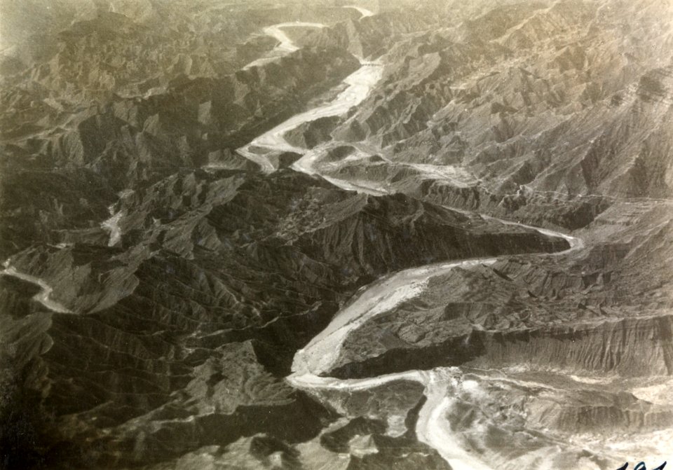 ETH-BIB-Durchbruch eines Flusses durchs persische Randgebirge aus 2500 m Höhe-Persienflug 1924-1925-LBS MH02-02-0191-AL-FL