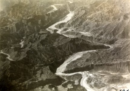 ETH-BIB-Durchbruch eines Flusses durchs persische Randgebirge aus 2500 m Höhe-Persienflug 1924-1925-LBS MH02-02-0191-AL-FL