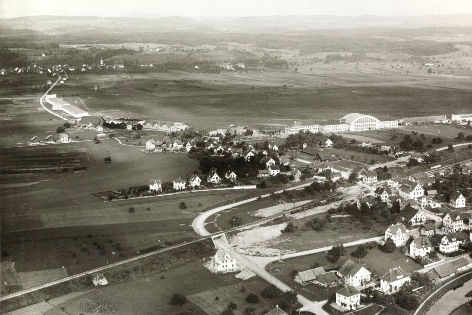 ETH-BIB-Dübendorf Flugplatz, Abflughalle, Hangars v. W. aus 100 m-Inlandflüge-LBS MH01-004915-AL