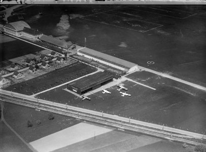 ETH-BIB-Dübendorf Flugplatz-Zürich, Hangar v. S. aus 250 m-Inlandflüge-LBS MH01-005387