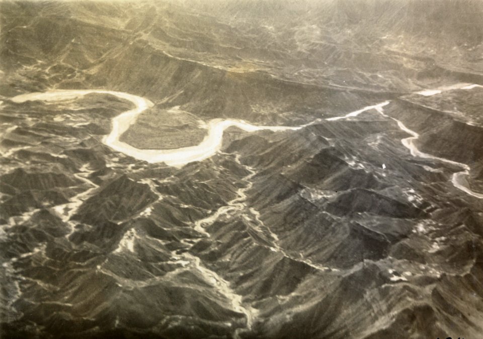 ETH-BIB-Durchbruch eines Flusses durchs persische Randgebirge aus 2500 m Höhe-Persienflug 1924-1925-LBS MH02-02-0194-AL-FL