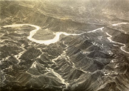 ETH-BIB-Durchbruch eines Flusses durchs persische Randgebirge aus 2500 m Höhe-Persienflug 1924-1925-LBS MH02-02-0194-AL-FL