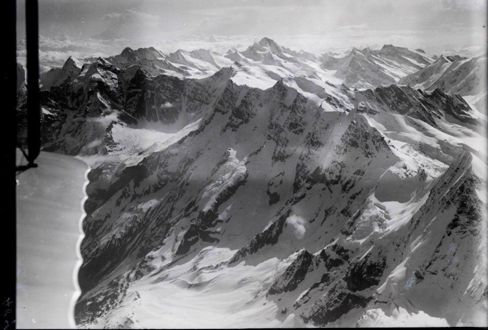 ETH-BIB-Ebenefluh, Jungfrau, Frinsteraarhorn, Dreickhorn v. W. aus 4500 m-Inlandflüge-LBS MH01-000469