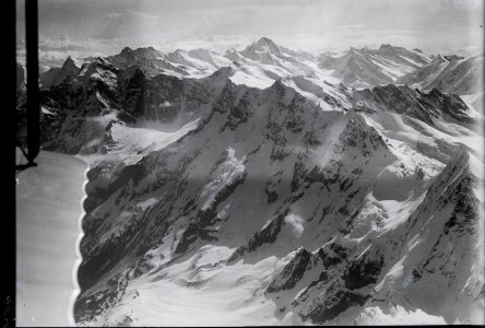 ETH-BIB-Ebenefluh, Jungfrau, Frinsteraarhorn, Dreickhorn v. W. aus 4500 m-Inlandflüge-LBS MH01-000469
