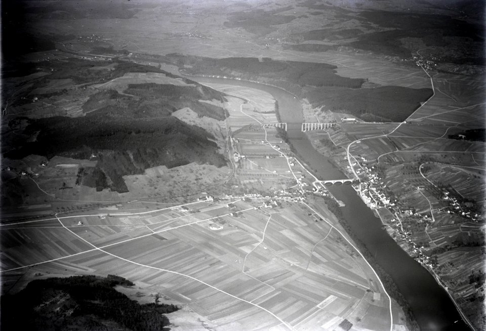 ETH-BIB-Eglisau, K.W., Seglingen, Laubberg, Rheinsfelden v. S. O. aus 600 m-Inlandflüge-LBS MH01-005964