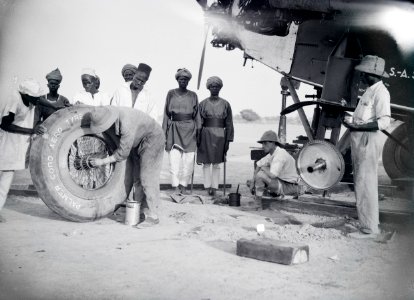 ETH-BIB-Ein kleiner Zwischenfall- Unsere Palmerpneus mussten nach einem Massenangriff von Tausenden von Dornen neu montiert werden-Tschadseeflug 1930-31-LBS MH02-08-0818