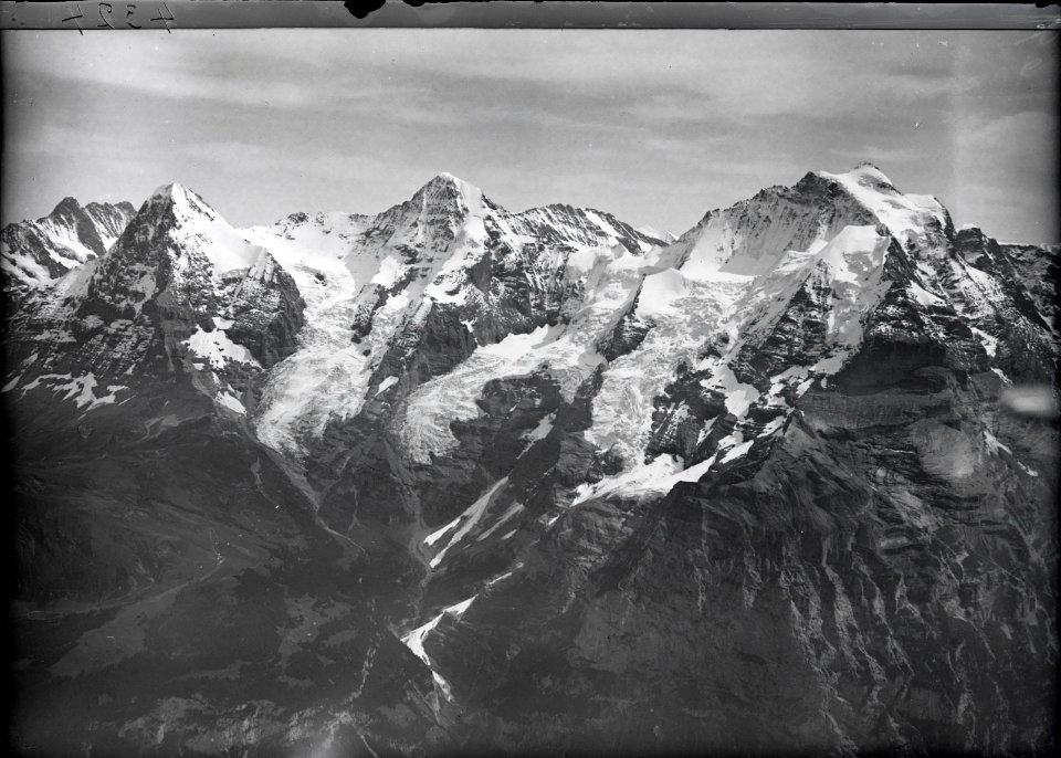 ETH-BIB-Eiger, Mönch, Jungfrau v. N. W. aus 3000 m-Inlandflüge-LBS MH01-004324