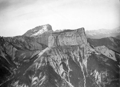 ETH-BIB-Ein massiver Bergklotz südlich von Grenoble versperrt uns den Weg-Tschadseeflug 1930-31-LBS MH02-08-0431