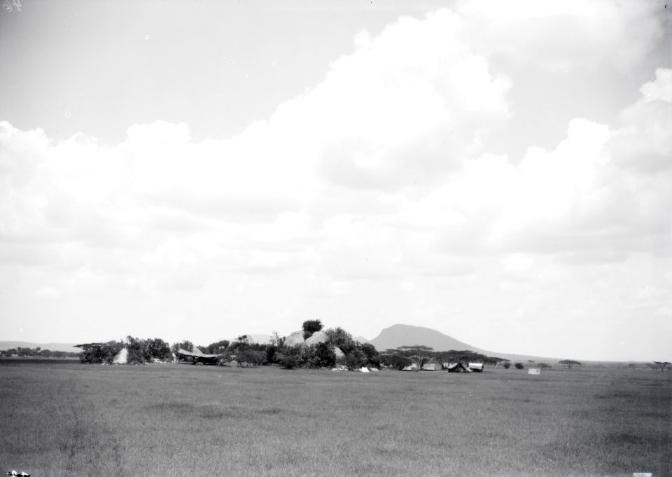 ETH-BIB-Ein Tropengewitter zieht sich über dem Camp zusammen-Kilimanjaroflug 1929-30-LBS MH02-07-0046