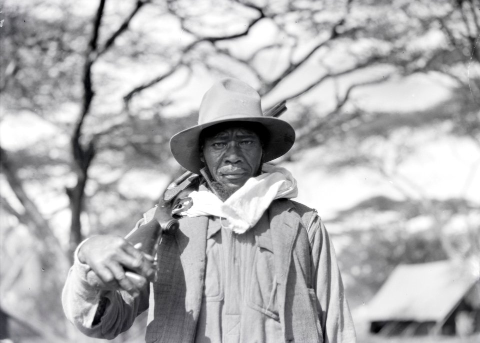 ETH-BIB-Einheimischer Jäger im Serengeti-Camp-Kilimanjaroflug 1929-30-LBS MH02-07-0074