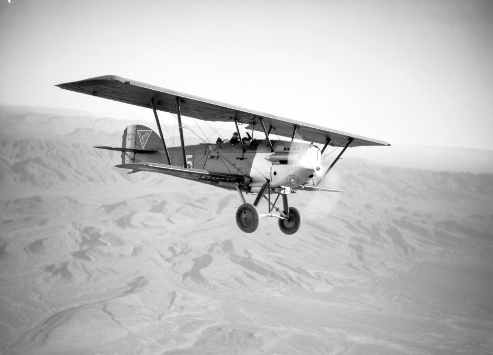 ETH-BIB-Ein französisches Militärflugzeug begleitet uns im Flug von Colomb-Béchar ein Stück in die Wüste-Tschadseeflug 1930-31-LBS MH02-08-0417