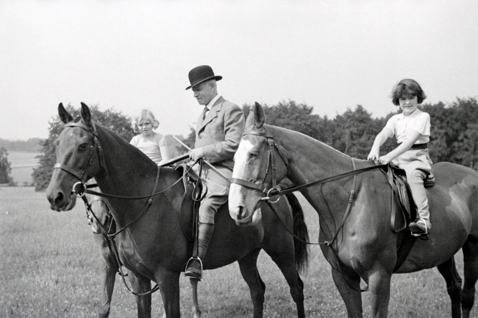 ETH-BIB-Ein Mann und zwei Mädchen auf Pferden bei einem Ausritt beim Landgut Cherkley Court-Weitere-LBS MH02-47-0002