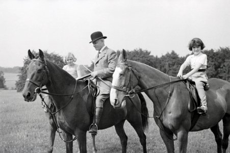 ETH-BIB-Ein Mann und zwei Mädchen auf Pferden bei einem Ausritt beim Landgut Cherkley Court-Weitere-LBS MH02-47-0002