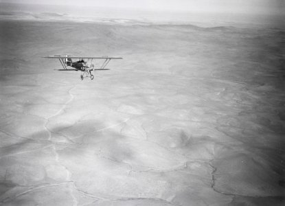 ETH-BIB-Ein französisches Militär-Flieger begegnet uns in der Wüste zwischen Fes und Kasba Tadla-Tschadseeflug 1930-31-LBS MH02-08-0329