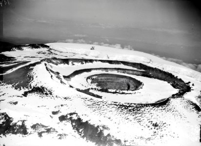 ETH-BIB-Einbruchskrater des Kibo (Durchmesser 500m) aus 6300 m Höhe-Kilimanjaroflug 1929-30-LBS MH02-07-0117