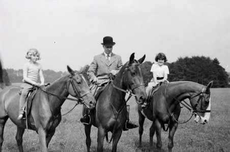 ETH-BIB-Ein Mann und zwei Mädchen auf Pferden bei einem Ausritt beim Landgut Cherkley Court-Weitere-LBS MH02-47-0001