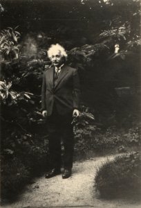 ETH-BIB-Einstein, Albert (1879-1955) in Laeken, Belgien-Portrait-Portr 03084