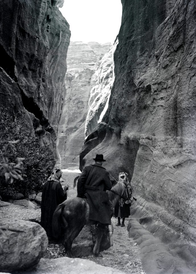 ETH-BIB-Eingang in die Schlucht al-Siq, Petra-Abessinienflug 1934-LBS MH02-22-0066