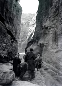 ETH-BIB-Eingang in die Schlucht al-Siq, Petra-Abessinienflug 1934-LBS MH02-22-0066