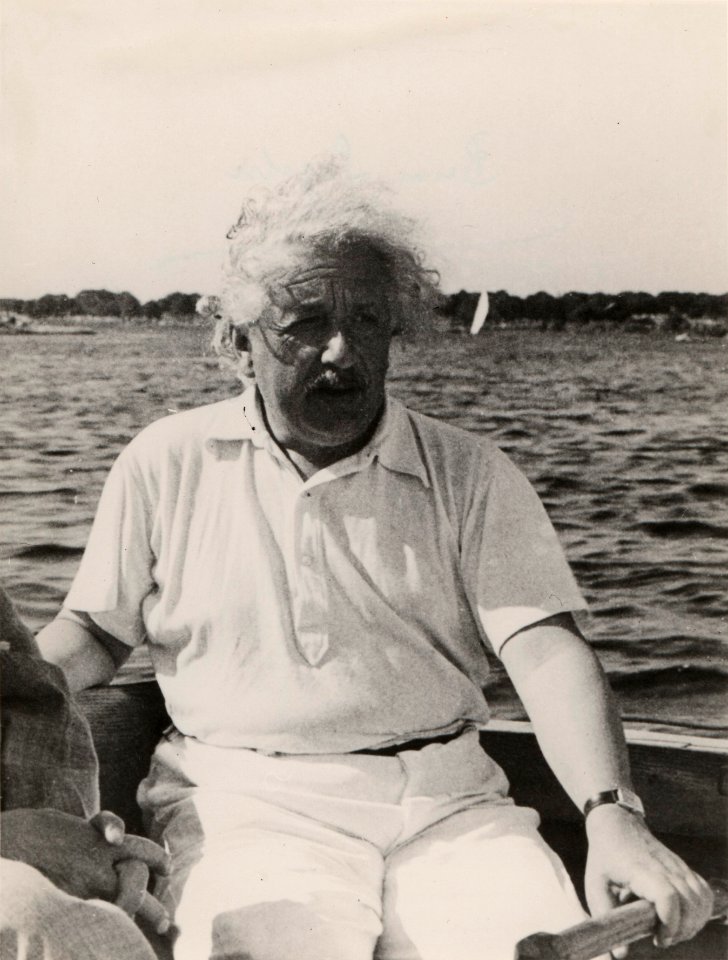 ETH-BIB-Einstein, Albert (1879-1955) als Segler an der Pinne-Portrait-Portr 03124