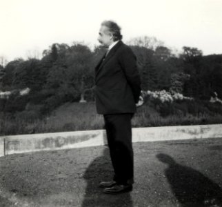 ETH-BIB-Einstein, Albert (1879-1955) in Laeken, Belgien-Portrait-Portr 03080