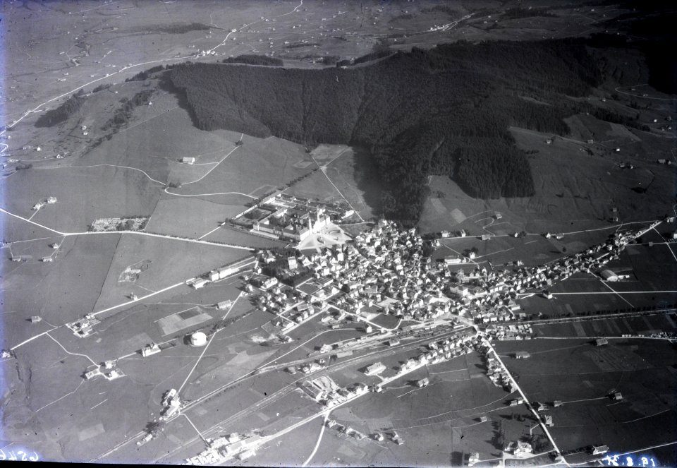 ETH-BIB-Einsiedeln v. N. W. aus 1000 m-Inlandflüge-LBS MH01-006546