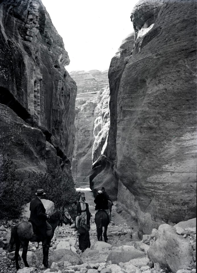 ETH-BIB-Eingang in die Schlucht al-Siq, Petra-Abessinienflug 1934-LBS MH02-22-0065