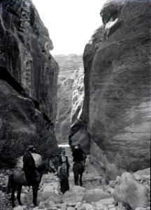 ETH-BIB-Eingang in die Schlucht al-Siq, Petra-Abessinienflug 1934-LBS MH02-22-0065