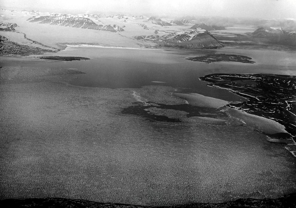 ETH-BIB-Ekmanbai-Corsinsel-Sefström und Holströmgletscher von Süden aus 800 m Höhe-Spitzbergenflug 1923-LBS MH02-01-0017