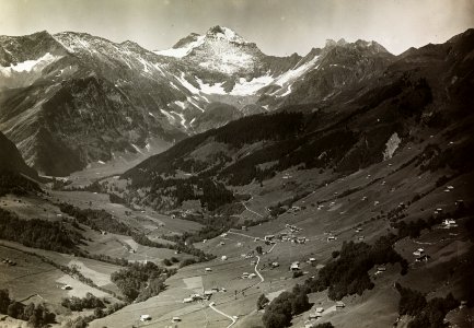 ETH-BIB-Elm, Hinterland, Hausstock, Hinterer Steinibach aus 1000 m-Inlandflüge-LBS MH01-003499