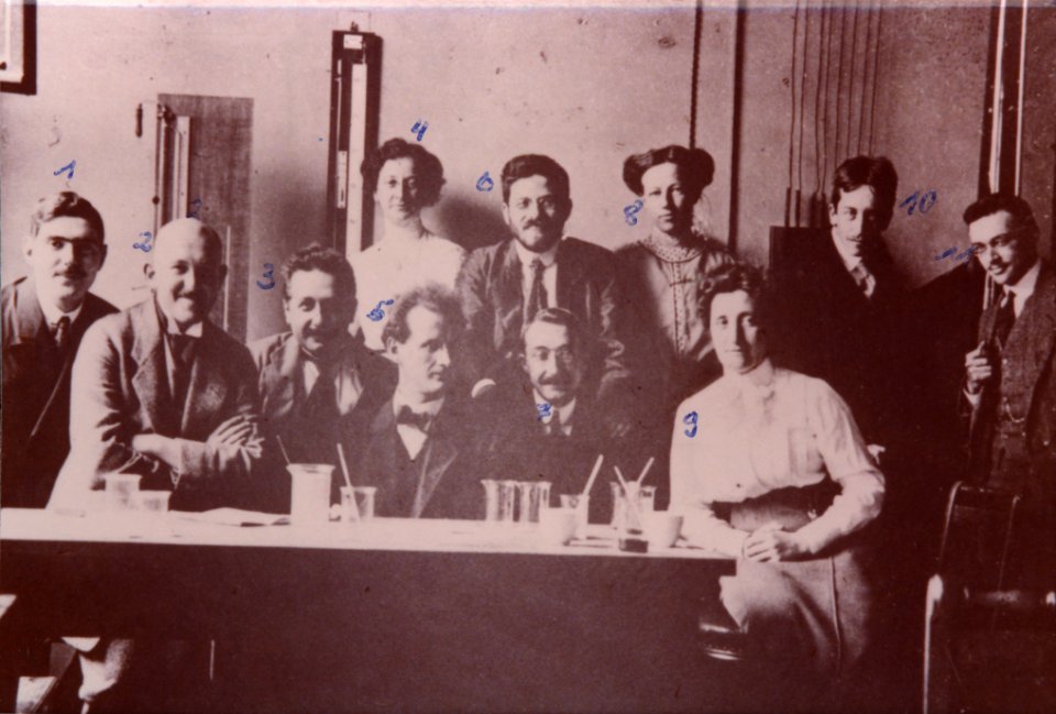 ETH-BIB-Einstein, Albert und Kollegen am Physik-Labor ETH-Portrait-Portr 10750