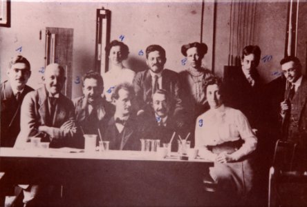 ETH-BIB-Einstein, Albert und Kollegen am Physik-Labor ETH-Portrait-Portr 10750