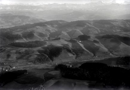 ETH-BIB-Emmental, im Hintergrund die Berneralpen-Inlandflüge-LBS MH03-1894