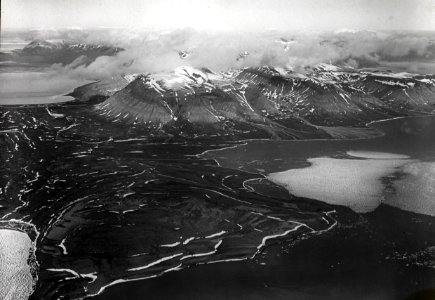ETH-BIB-Ekman und Dicksonbai mit Teistefjell von Süd-Osten aus 1000 m Höhe-Spitzbergenflug 1923-LBS MH02-01-0016