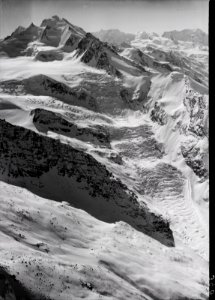 ETH-BIB-Eiskaskade des Riedgletschers, Nadelgrat und Dom in der Mischabelgruppe, Breithorn v. N. aus 4000 m-Inlandflüge-LBS MH01-000390