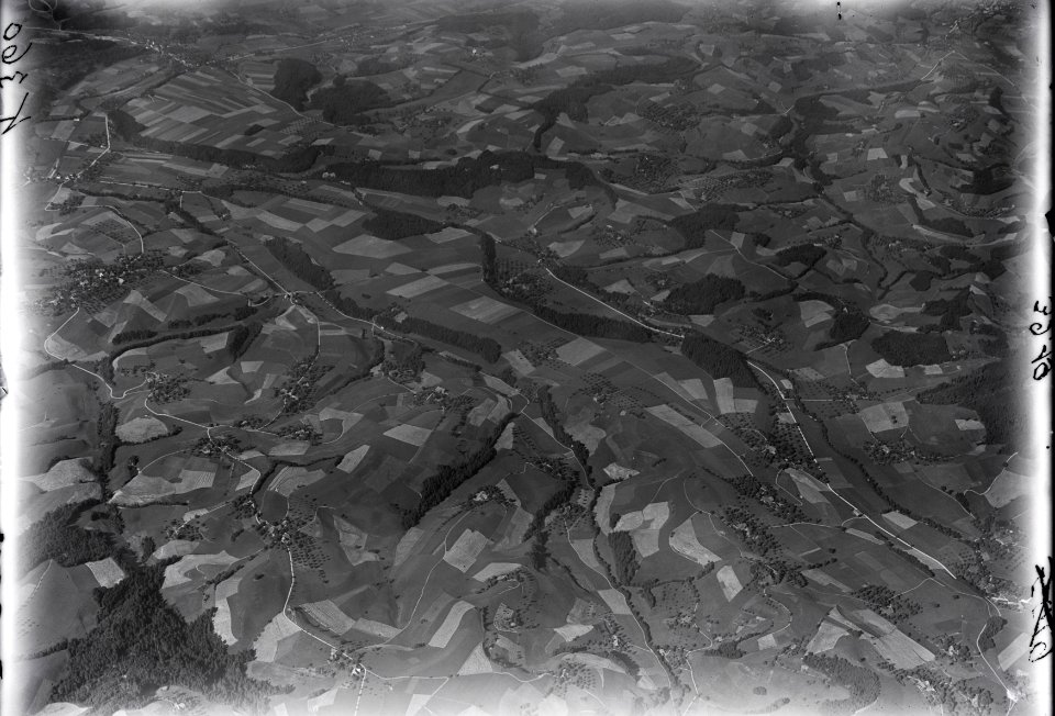 ETH-BIB-Emmentaler Hügelland bei Ufhusen, Zell, Willisau und Ober Hilferdingen v. O. aus 3000 m-Inlandflüge-LBS MH01-003219