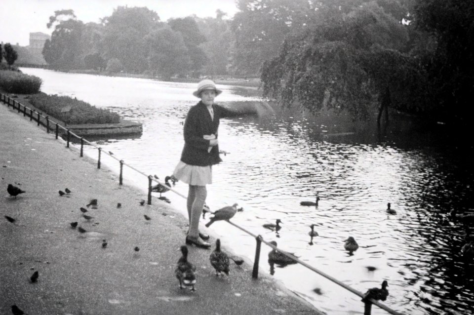 ETH-BIB-Enten fütterndes Mädchen am Fluss-Weitere-LBS MH02-47-0003