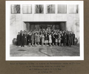 ETH-BIB-ETH Zürich, Besuch von Professoren, Dozenten und Studenten des Pharmazeutischen Insitutes der ETH Zürich und der Pharmazeutischen Anstalt der Universität Basel bei F. Hoffmann-La Roche & Co. AG Basel-Portr 17373-FL