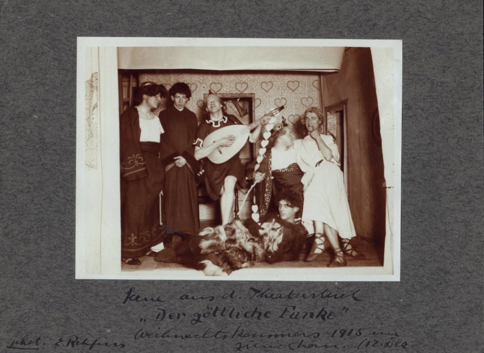 ETH-BIB-ETH, Architektura, Szene aus dem Theaterstück -Der göttliche Funke- - Weihnachtskommers 1915 im Zürichorn (12. Dezember)-Portrait-Portr 12969
