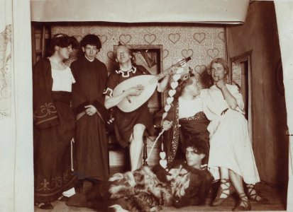 ETH-BIB-ETH, Architektura, Szene aus dem Theaterstück -Der göttliche Funke- - Weihnachtskommers 1915 im Zürichorn (12. Dezember)-Portrait-Portr 12969.tif (cropped)