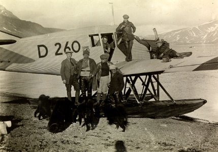 ETH-BIB-Expeditionsmitglieder vor der Junkersmaschine bei der Funkenstation. Von links nach rechts- Dr. Kurt Wegener, A. Neumann, H.H. Hammer, F. Duus. Oben- W. Löwe, Holbein, Wedekind.-Spitzbergenflug 1923-LBS MH02-01-0132