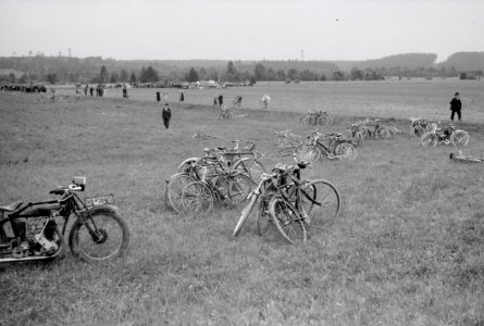 ETH-BIB-Fahrräder auf einer Wiese, Lockhheed Orion in der Ferne-Weitere-LBS MH02-27-0019
