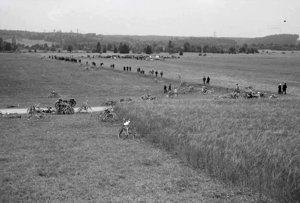 ETH-BIB-Fahrräder auf einer Wiese, Lockhheed Orion in der Ferne-Weitere-LBS MH02-27-0013