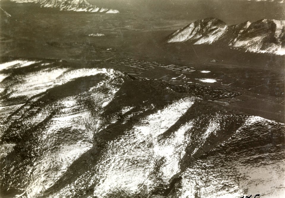 ETH-BIB-Faltengebirge mit Salzpfannen südlich von Isfahan aus 3000 m Höhe-Persienflug 1924-1925-LBS MH02-02-0175-AL-FL